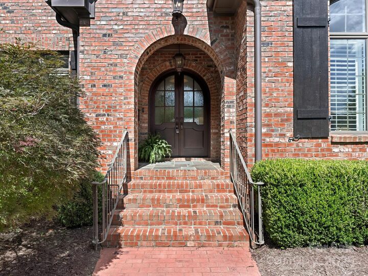 Property Photo:  2101 Radcliffe Avenue  NC 28207 
