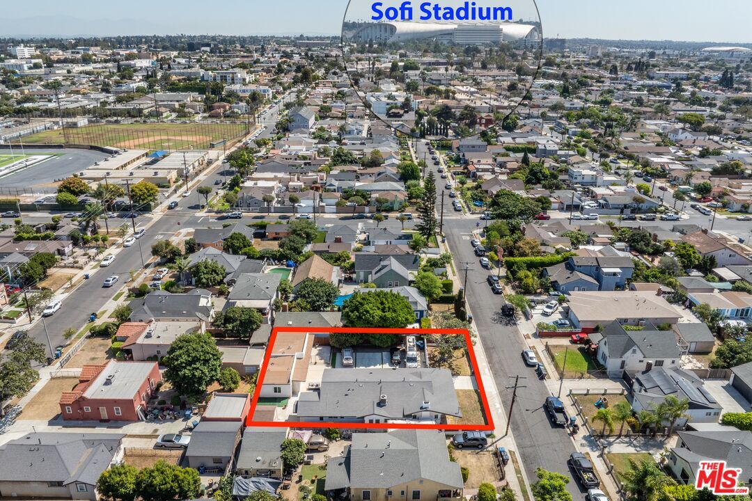 Property Photo:  519 Elm Ave  CA 90301 