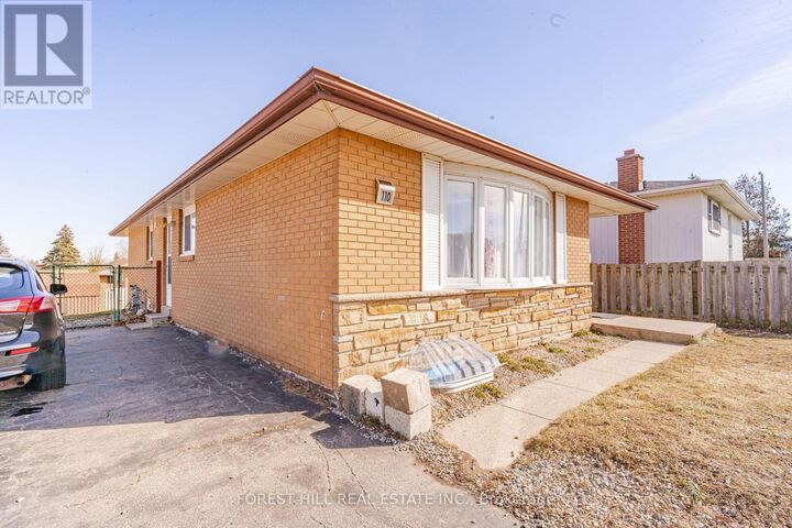 Property Photo:  110 Hazelglen Drive  ON N2M 2E5 