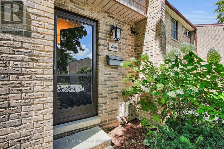 Property Photo:  640 Wonderland Road South  ON N6K 1L8 