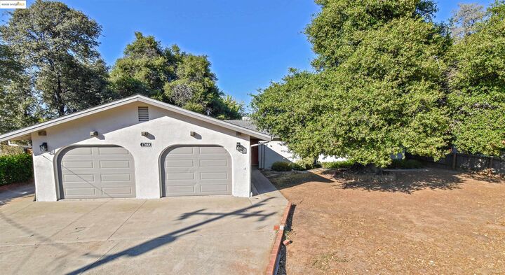 Property Photo: 17448 Livermore Ct CA 95372