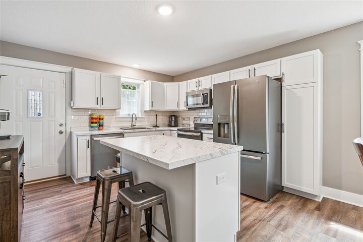 Property Photo:  2325 SE 6th Street  IA 50315