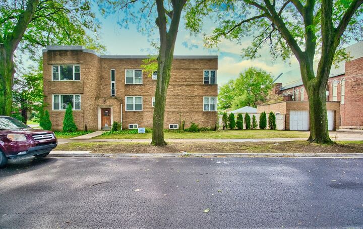 Property Photo: 2535 W Glenlake Avenue IL 60659