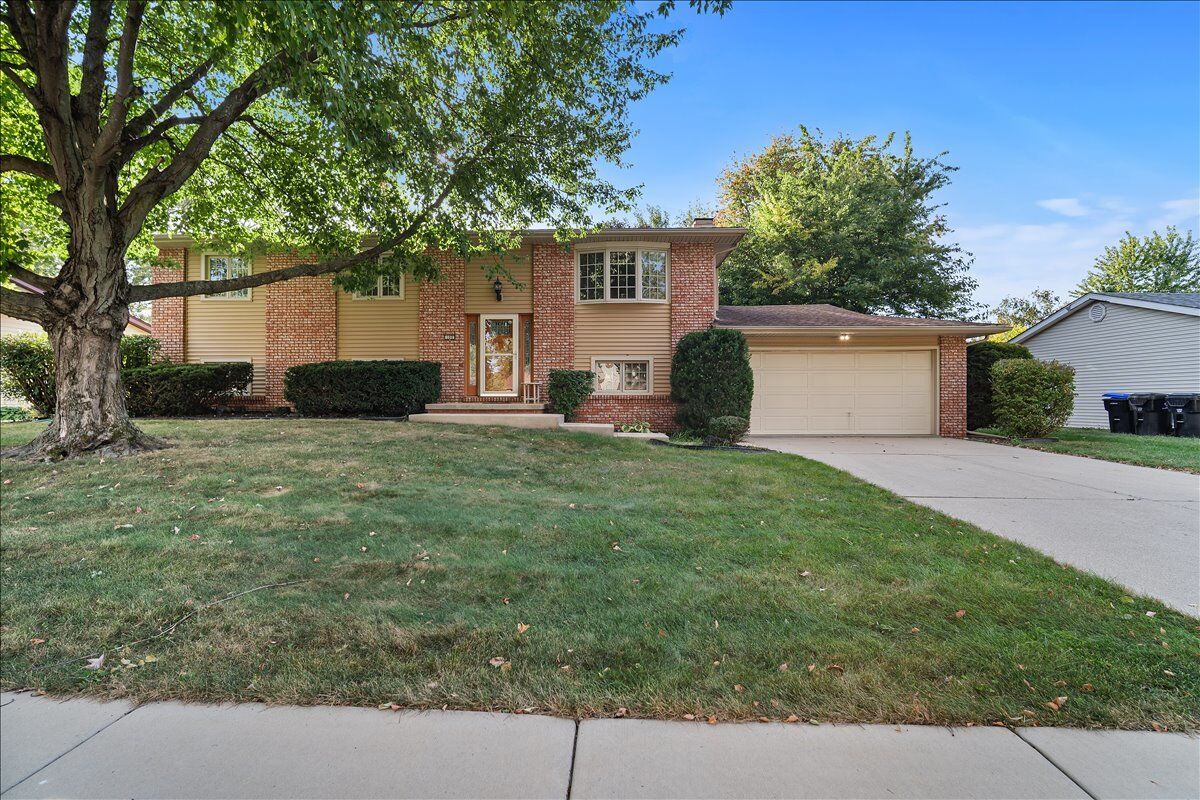 Property Photo:  109 S Devonshire Drive  IL 61705 