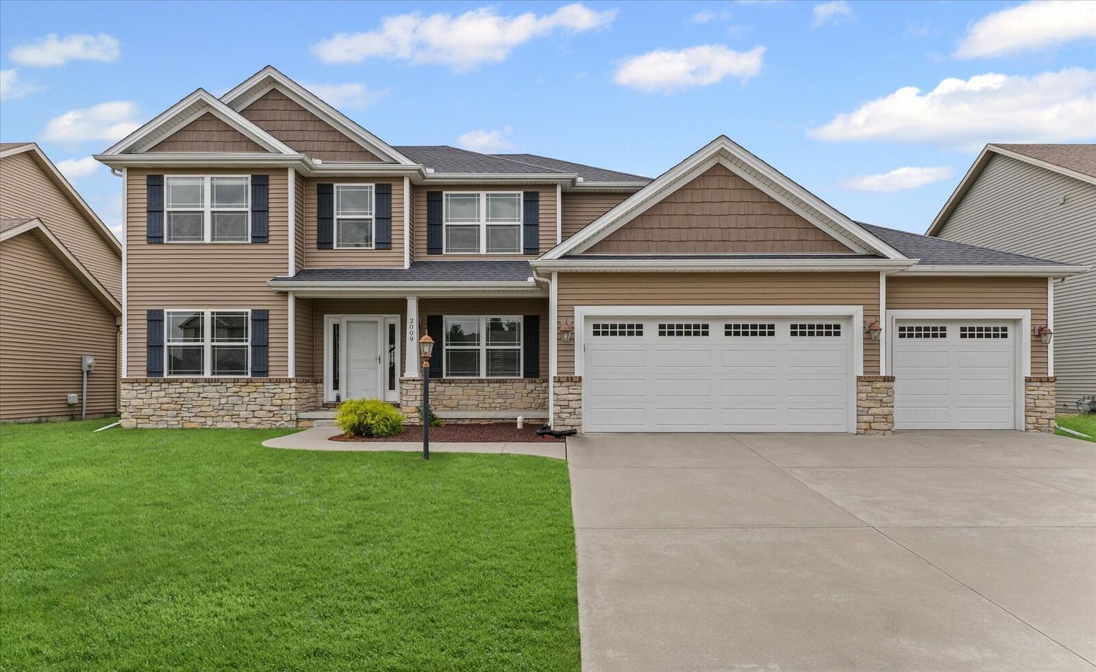 Property Photo:  2009 Savanna Drive  IL 61822