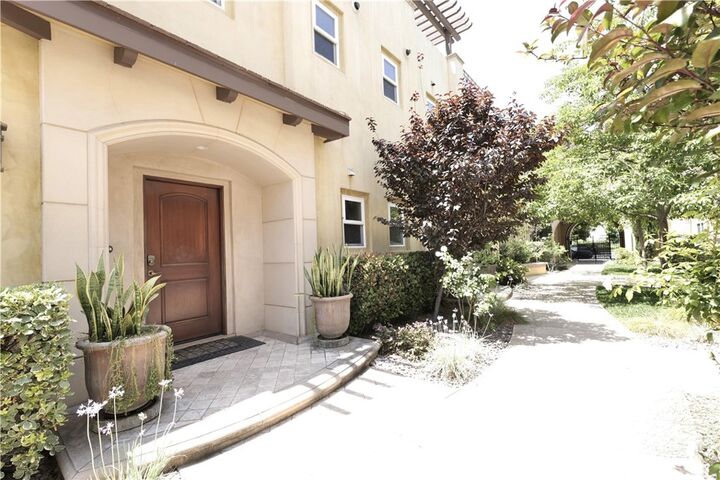 Property Photo:  480 S Los Robles Avenue 3  CA 91101 