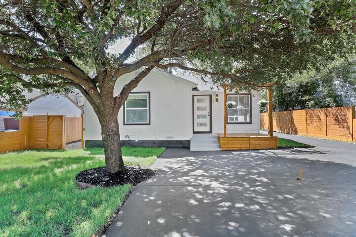 Property Photo:  3910 Shelley Boulevard  TX 75211 