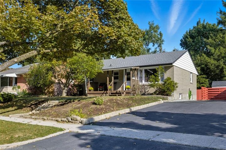 Property Photo:  27 Broadmoor Avenue  ON N2C 1Y6 