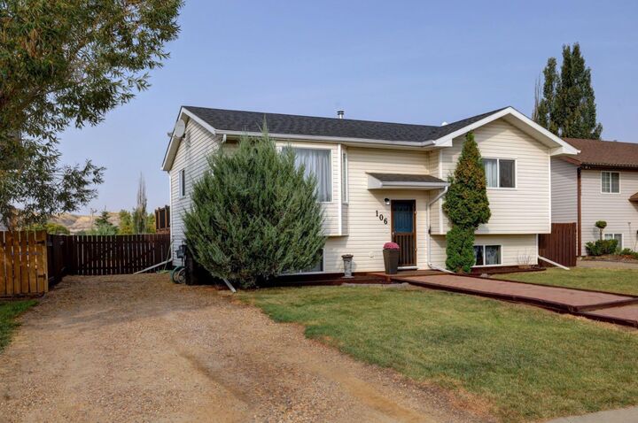 Property Photo: 106 Aerial Crescent AB T0J 0Y9
