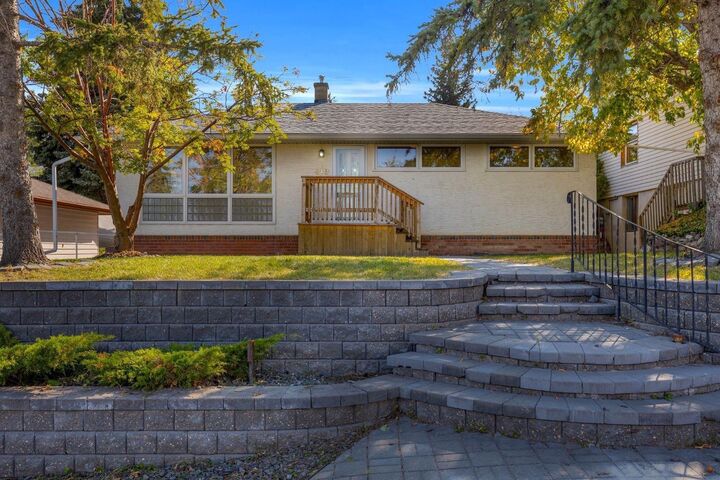 419 33 Avenue NE  Calgary AB T2E 2J2 photo