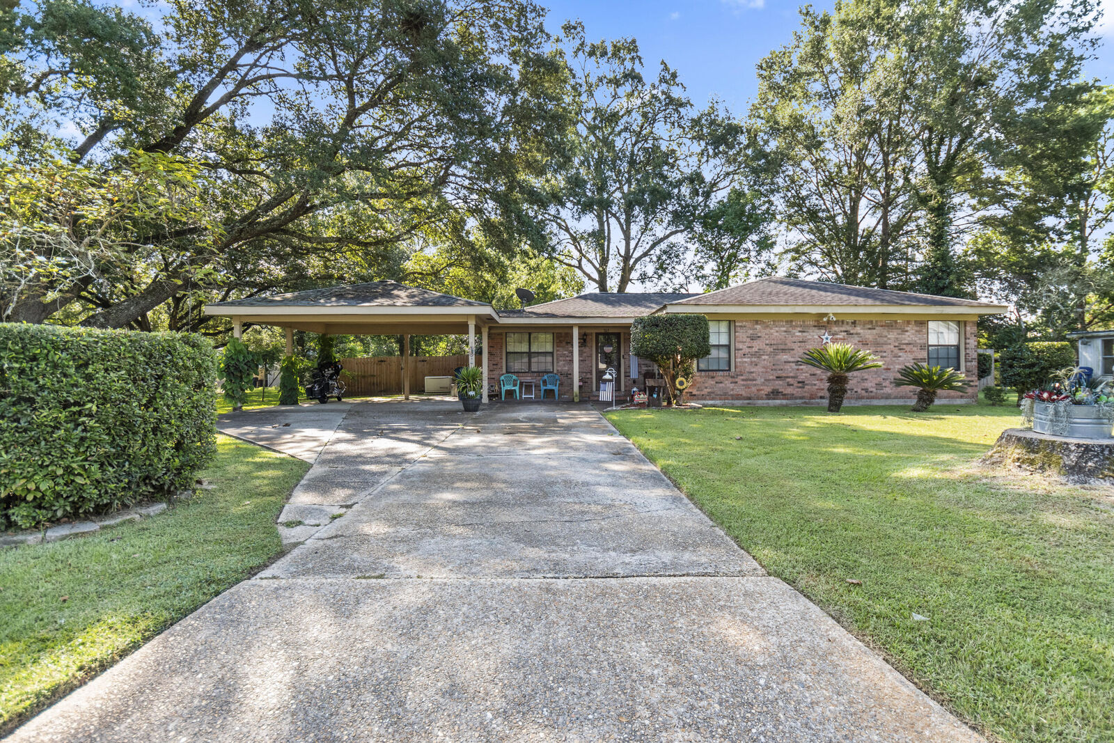 Property Photo:  703 Auburn Dr  LA 70634 