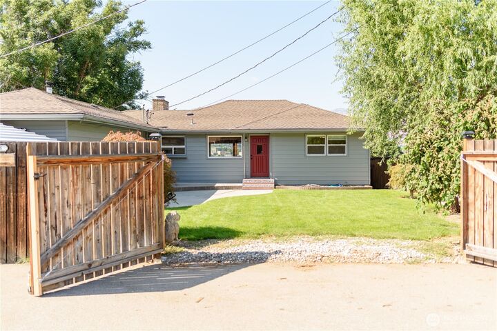 Property Photo: 1218 N Ashland WA 98802