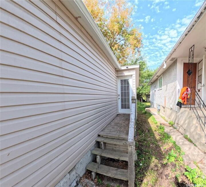 Property Photo:  4416 2nd Avenue N  SK S4R 0Y4 