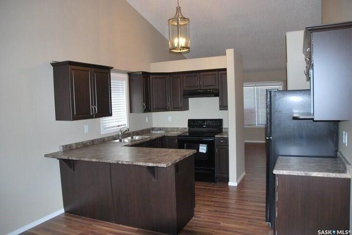 Property Photo:  746 Sutter Crescent  SK S7T 0R4 