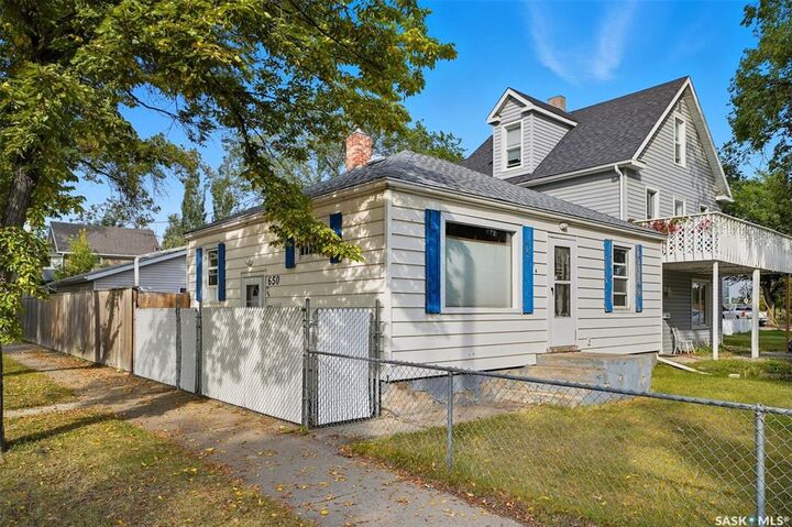 Property Photo: 650 Spadina Crescent W SK S7M 1P1