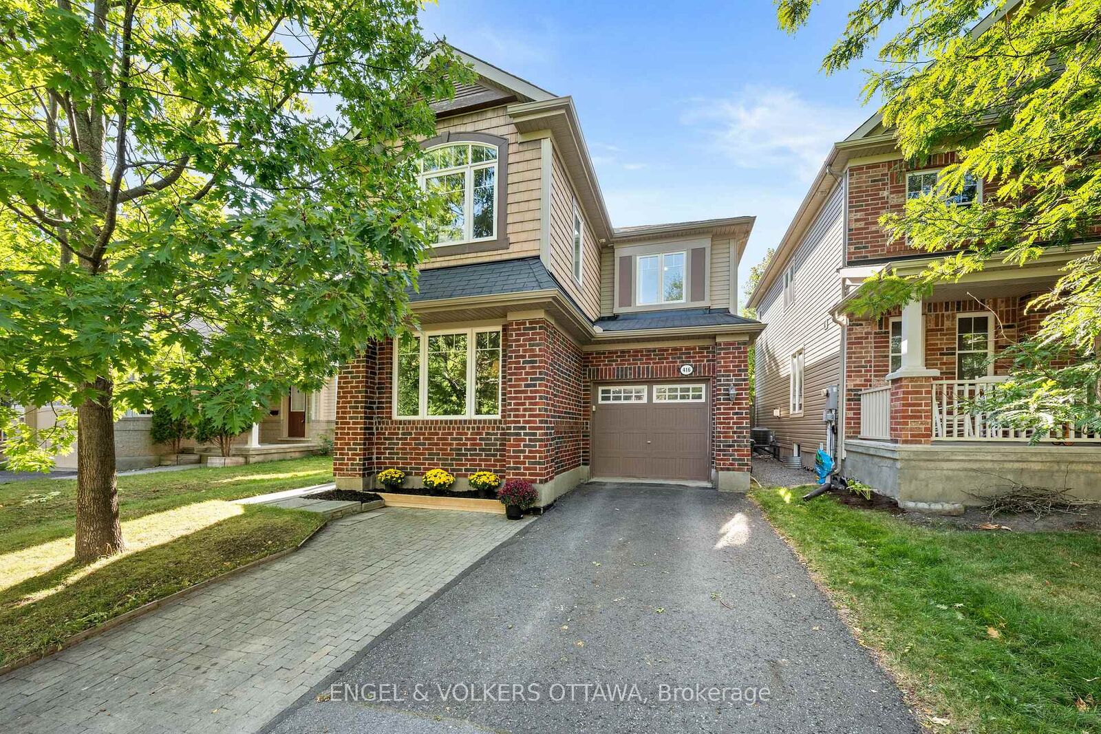 Property Photo:  416 Vendevale Avenue  ON K2S 0M6 
