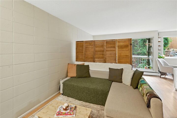 Property Photo:  997 Bowen Rd 4206  BC V9R 2A4 