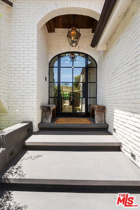 Property Photo:  2835 Westbrook Ave  CA 90046 