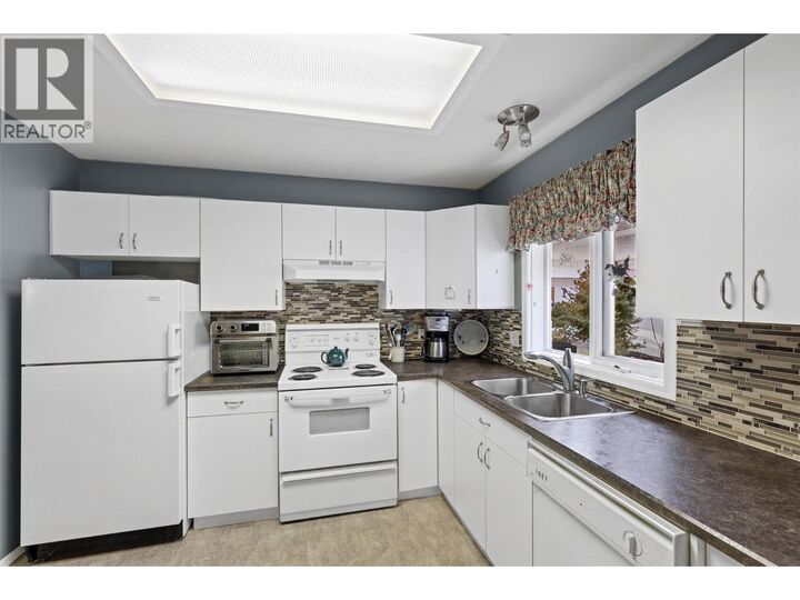 Property Photo: 1195 14th Street 2 BC V2B 8L1