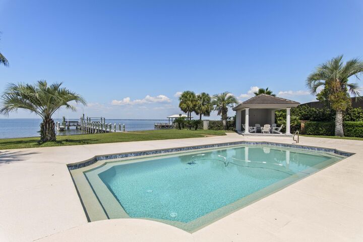Property Photo: 671 Driftwood Point Road FL 32459