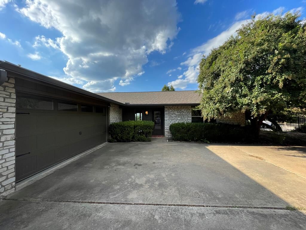 Property Photo:  555 S Rim Rock  TX 78028 
