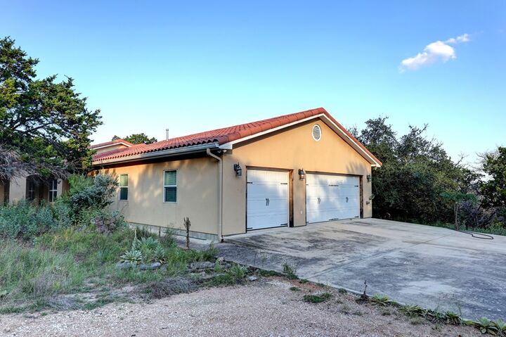 Property Photo: 203 Rim Rock Circle W TX 78024
