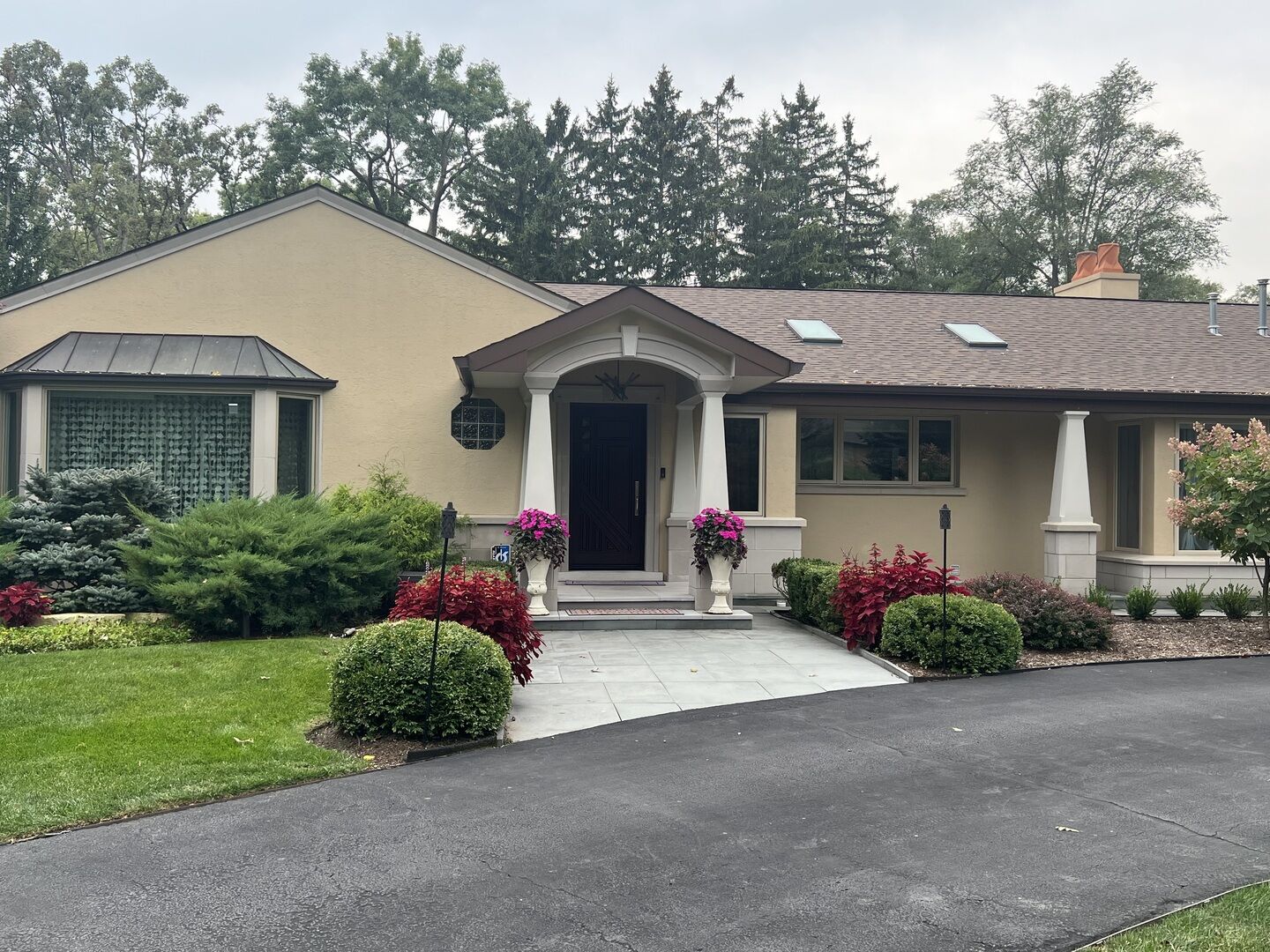 Property Photo: 1122 S Estate Lane IL 60045