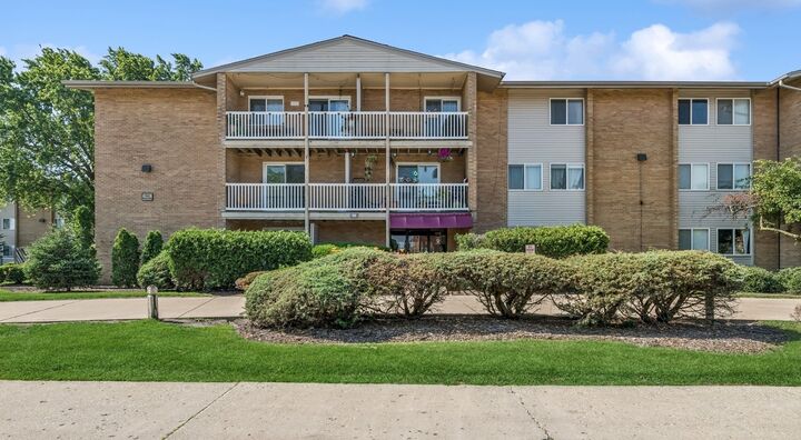Property Photo:  910 Beau Drive 211  IL 60016 