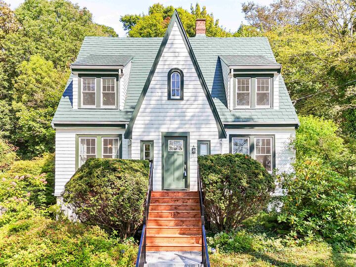 137 Pleasant Street  Dartmouth NS B2Y 3P8 photo