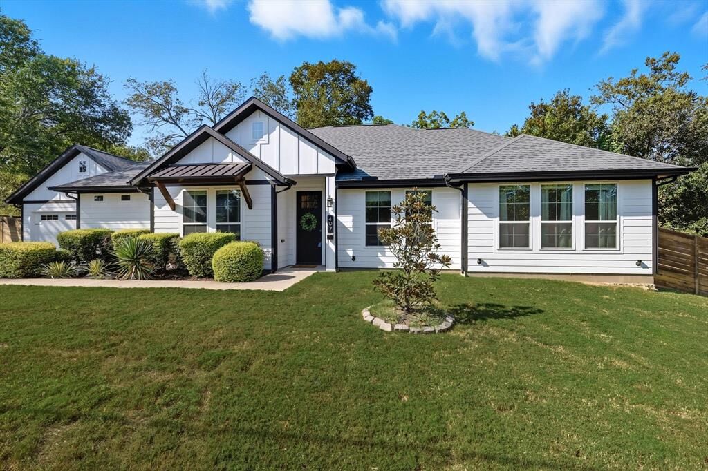 Property Photo:  407 W Light Street  TX 75165 