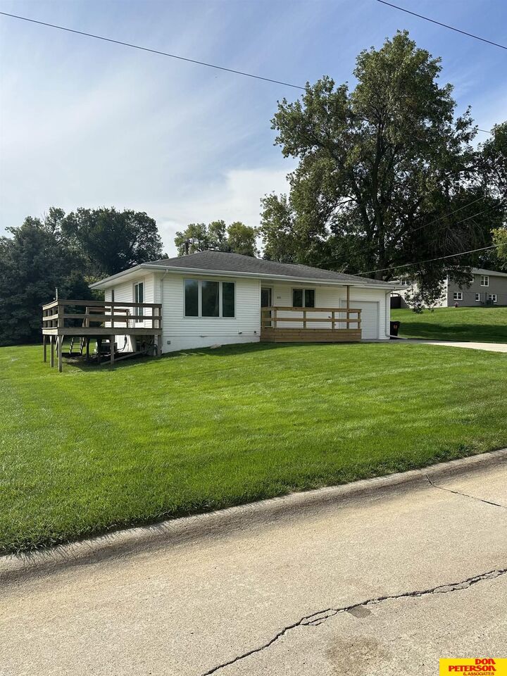 Property Photo:  601 Valley Street  NE 68047 