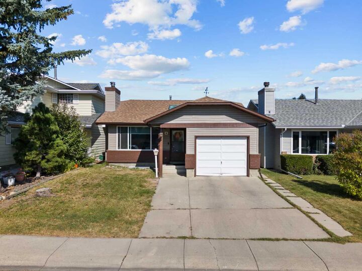 Photo de la propriété:  12 Cedargrove Road SW  AB T2W 4T9 