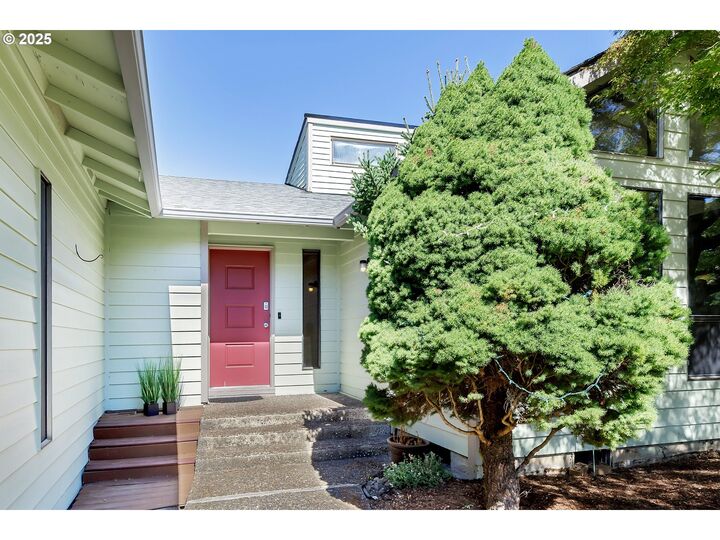 Property Photo:  2307 SW 24th St  OR 97080 