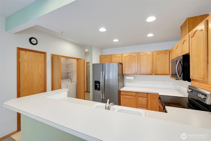 Property Photo:  418  17th Street SE 14 D  WA 98002 