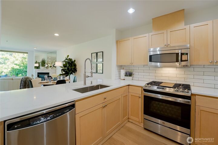 Property Photo:  220  1st Street 408  WA 98033 