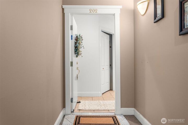 Property Photo:  1823  Queen Anne Avenue N 202  WA 98109 