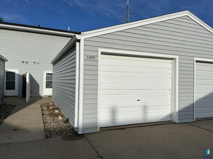 1203 S Newport Pl  Sioux Falls SD 57106 photo