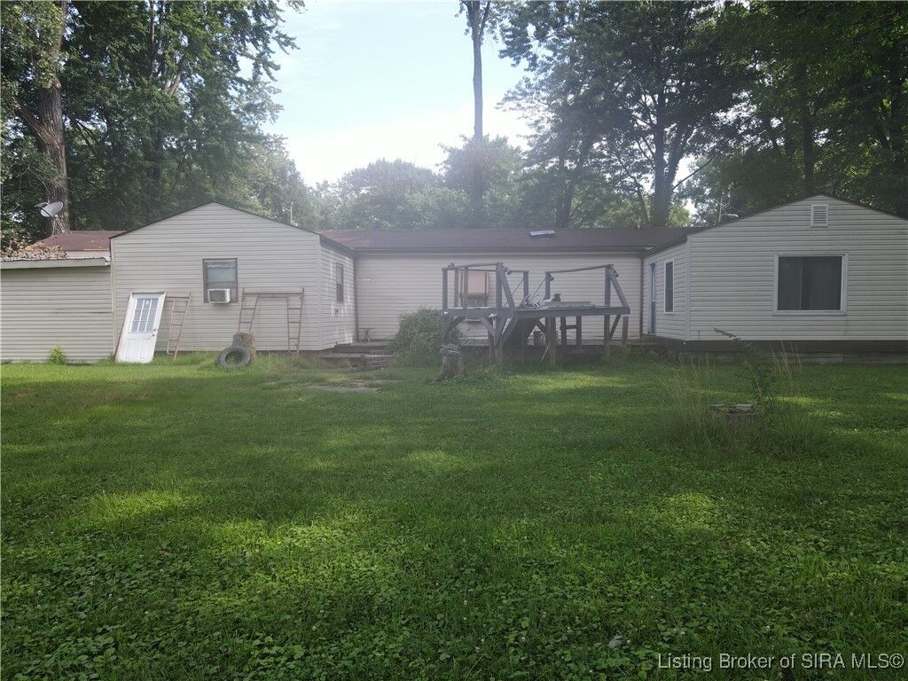 Property Photo: 1524 Waverly Road IN 47130
