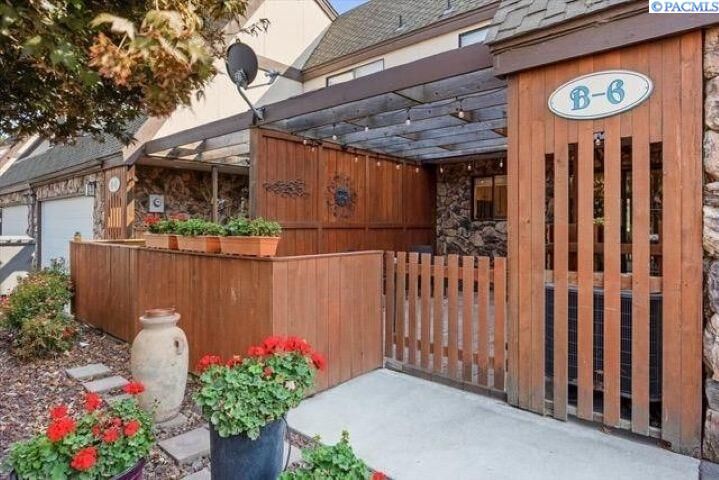 Property Photo:  4214 W Klamath Ave  WA 99336 