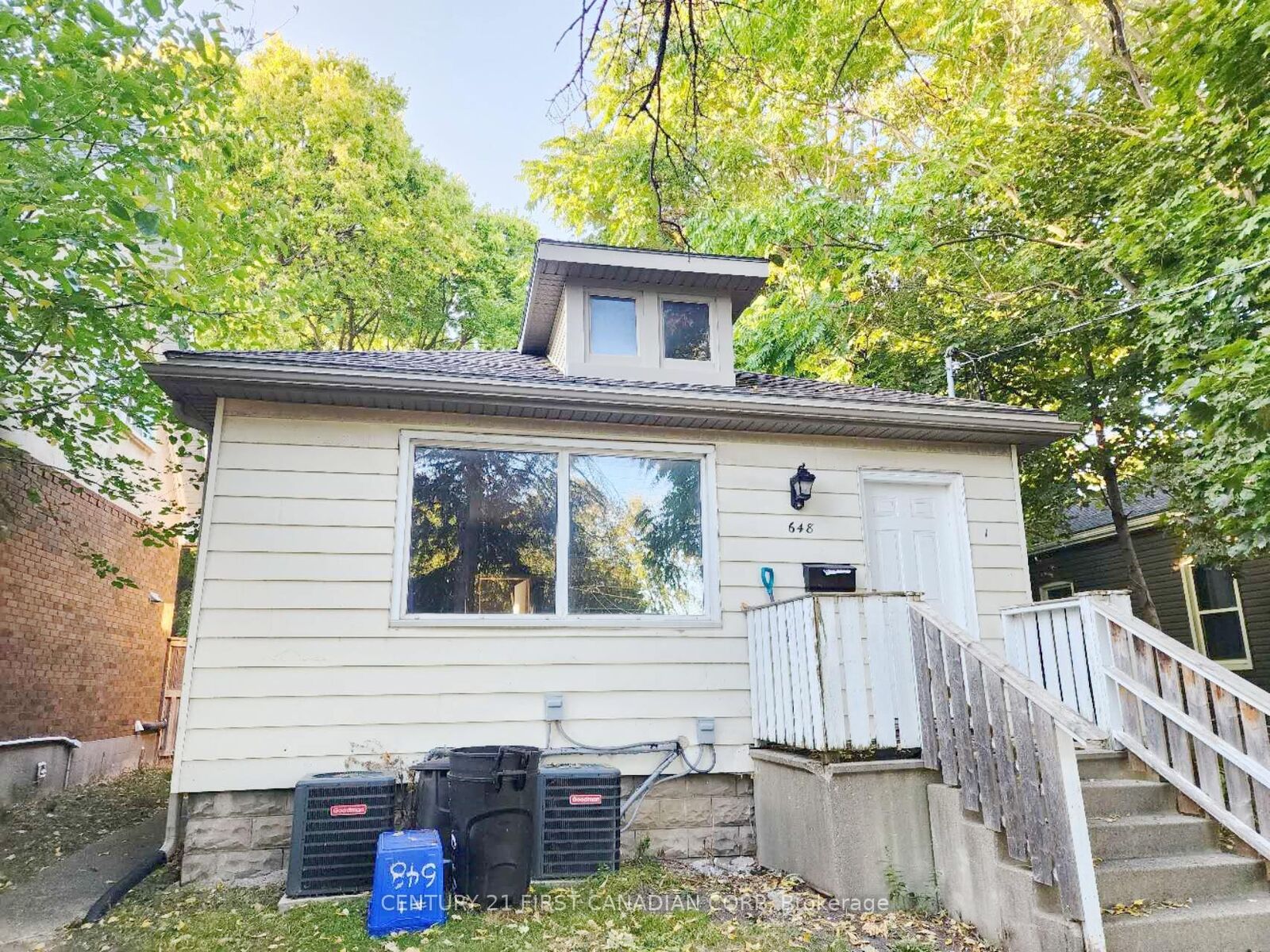 Property Photo:  648 Oxford Street E Unit2  ON N5Y 3J4 