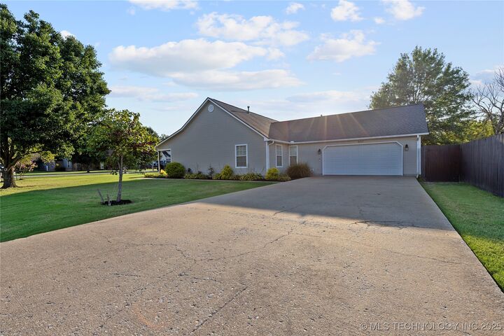 Property Photo:  907 NE 4th Street  OK 74467 