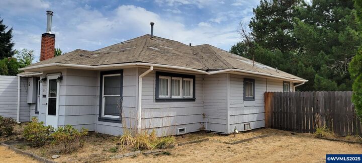 Property Photo: 235 Cleveland St OR 97355