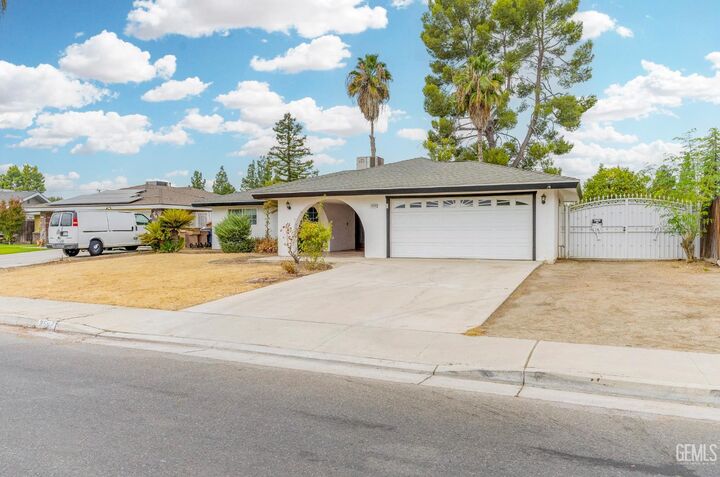 Property Photo: 2504 Sutton Place CA 93309