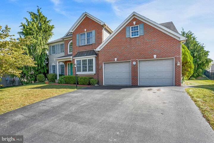 Property Photo:  23 Pin Oak Street  PA 17078 
