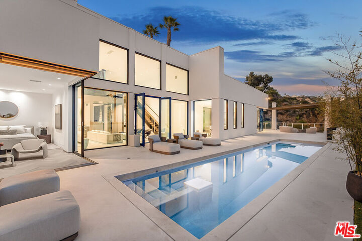 9405 Sierra Mar Pl  Los Angeles CA 90069 photo