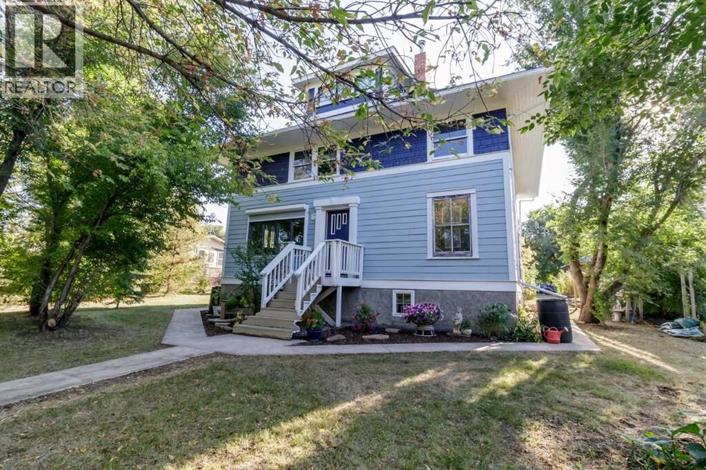 Property Photo:  210 Wacker Avenue West  AB T0M 0L0 