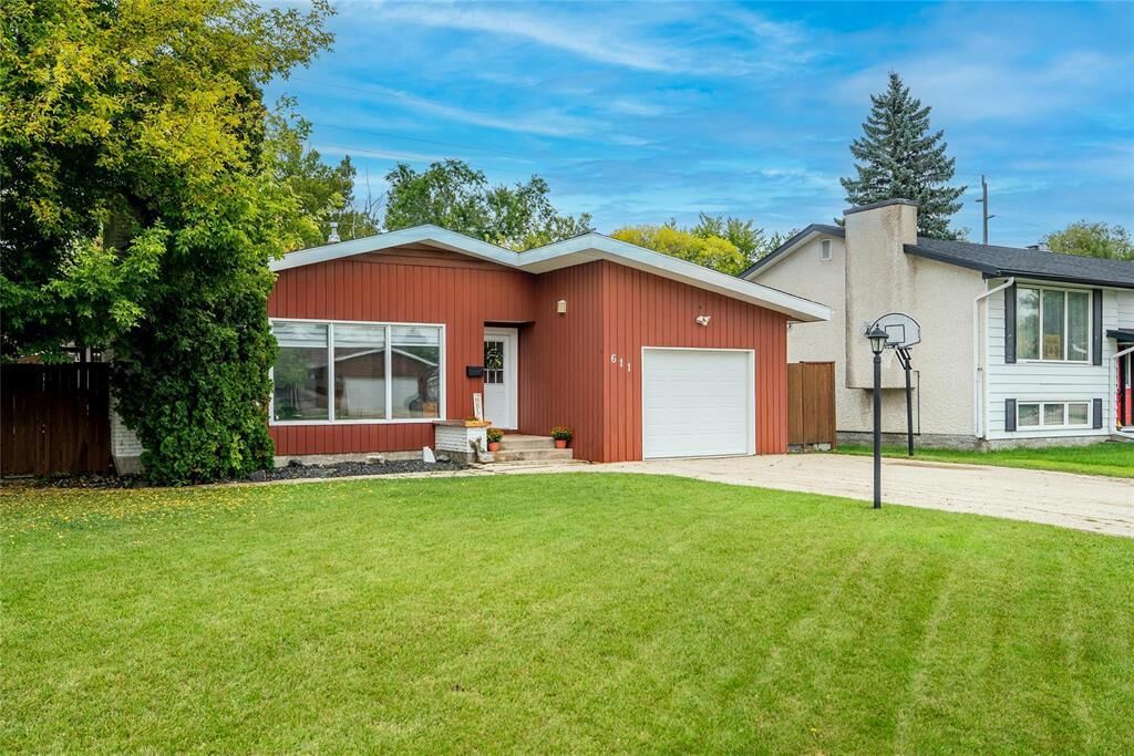 Property Photo:  611 Glenway Avenue  MB R2G 1H8 
