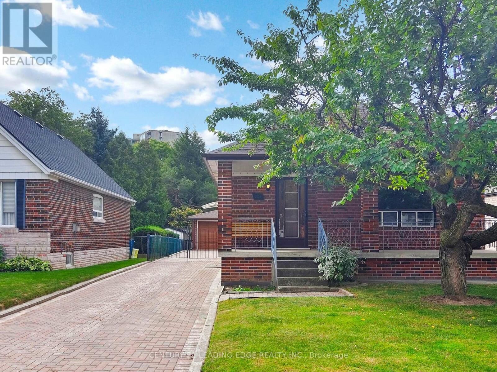 Property Photo:  33 Monarchdale Avenue  ON M6M 2S6 