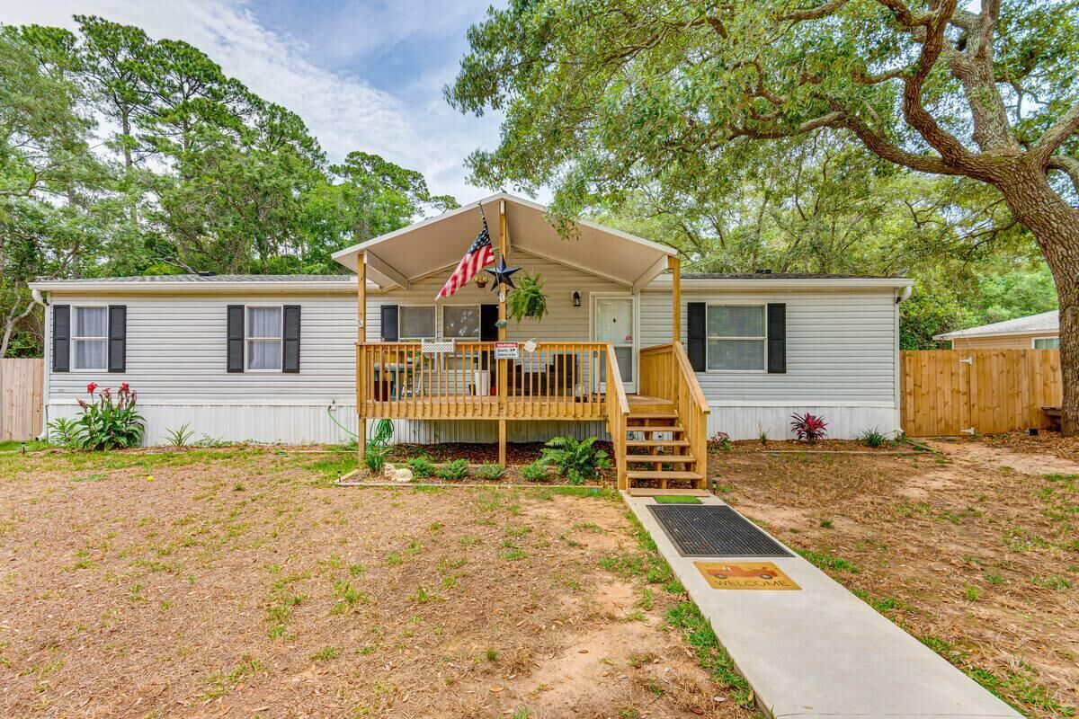 Property Photo: 5658 Charter Circle FL 32563