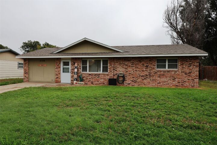 2106 N Sioux Drive  Garden City KS 67846 photo